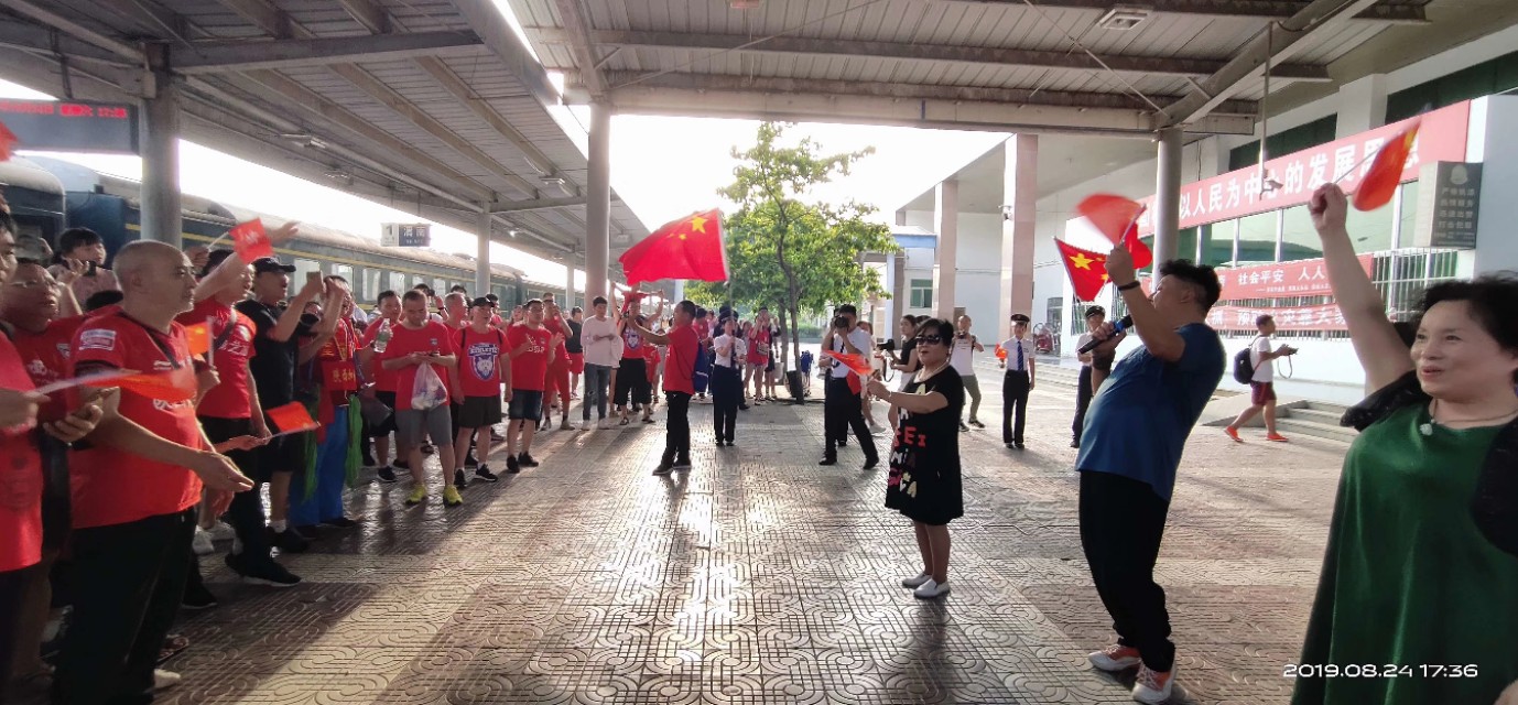 中甲第23轮：《中国万岁，我是护旗手》红动渭南火车站
