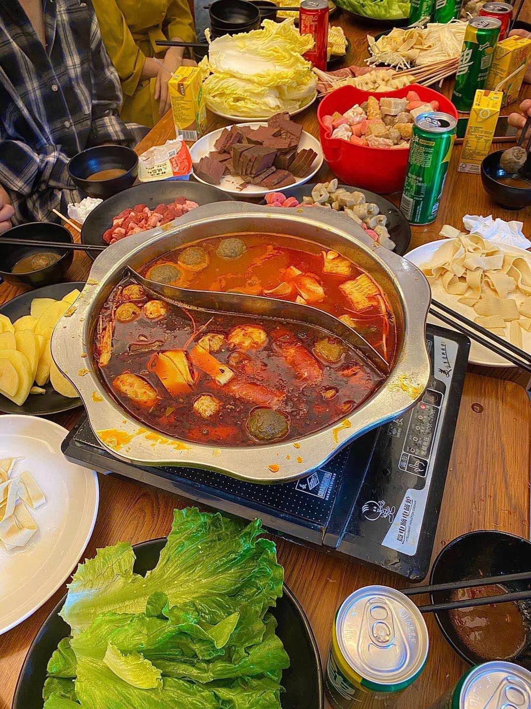 团建聚餐地点推荐别墅轰趴,聚会轰趴日租别墅