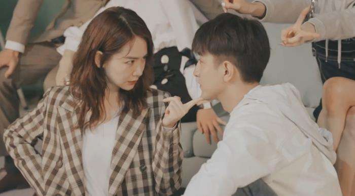 戚薇金瀚高甜片段,戚薇甜蜜姐弟恋