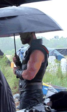 真男人三伏天不打伞？我们还要被性别标签束缚多久