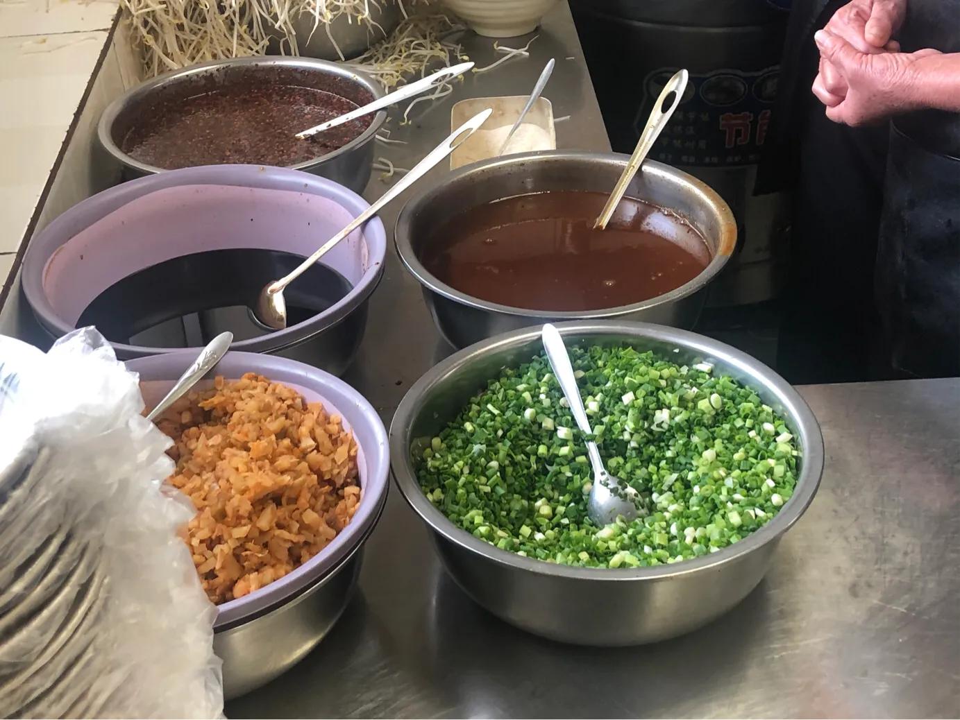 火车头步行街热干面,郑州的火车头