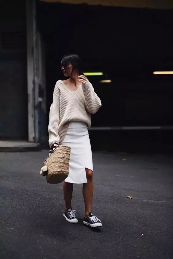 宽松v领毛衣怎么搭配裙子,超显瘦修身v领羊绒长款毛衣