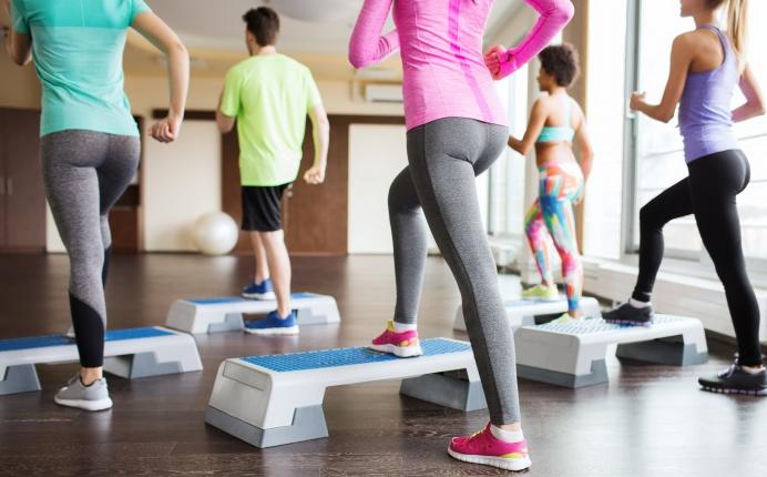 人到中年腹部怎么鼓起来了,成年人的腹部脂肪越来越厚怎么办