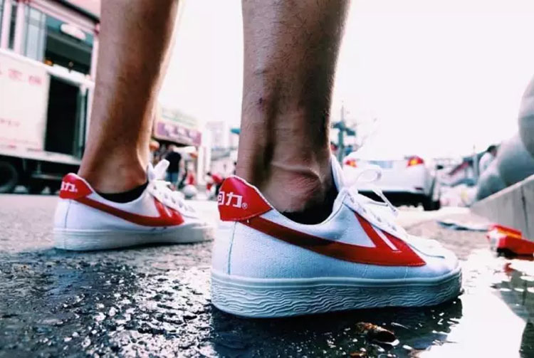 回力与飞跃有什么区别,回力帆布鞋和匡威的有什么区别