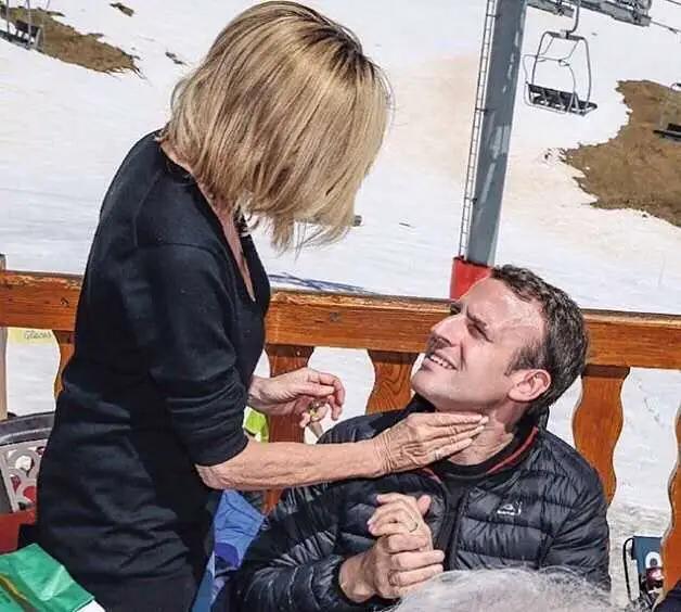 法国总统带妻子去度假,法国总统和老婆拥抱