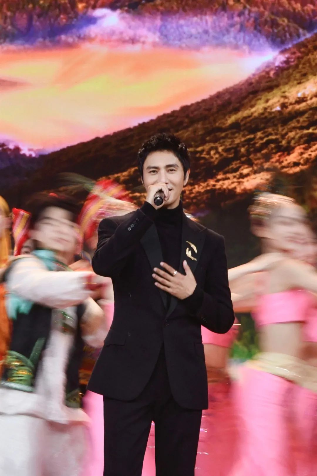 陈坤和巩俐走红毯颁奖,巩俐戛纳红毯惊艳全球