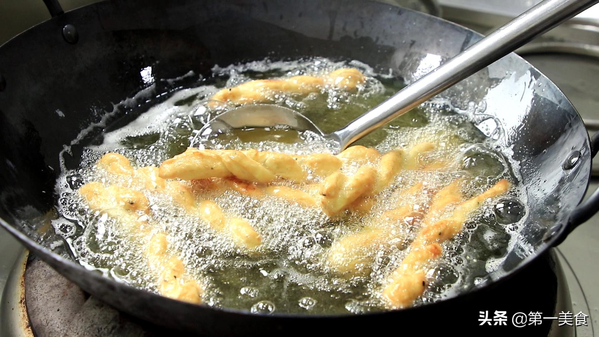 在家做香酥麻花的方法,好吃的麻花教程赶紧学起来吧