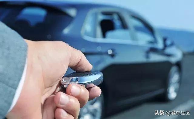汽车钥匙误锁技巧,汽车钥匙锁车里不砸玻璃怎么打开