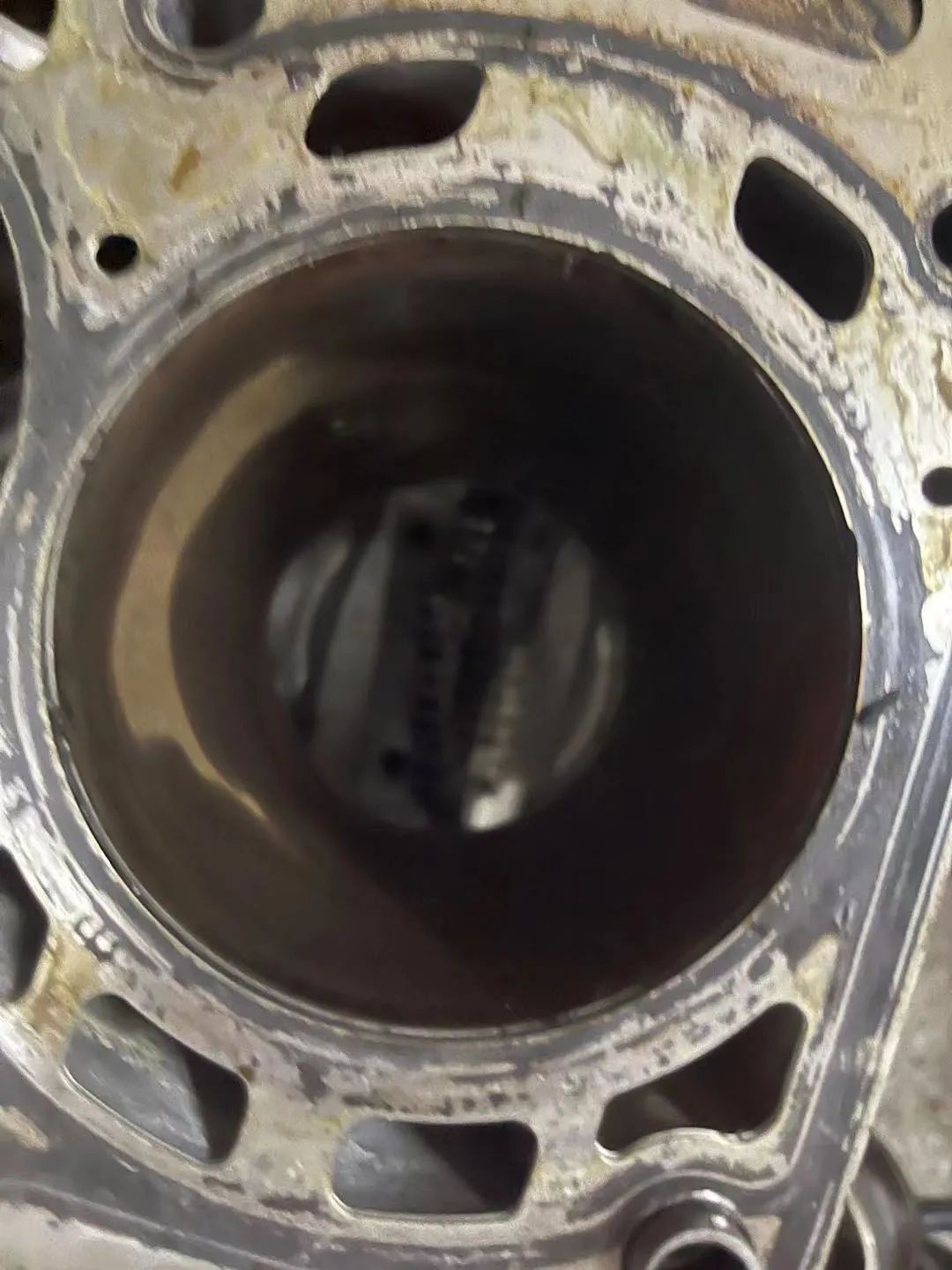 如何知道发动机拉缸拉瓦了,拉缸跟爆瓦是怎么造成的