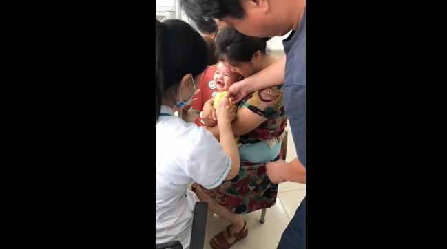 婴儿打针哭闹撕心裂肺连续三针,宝宝打针又哭又闹