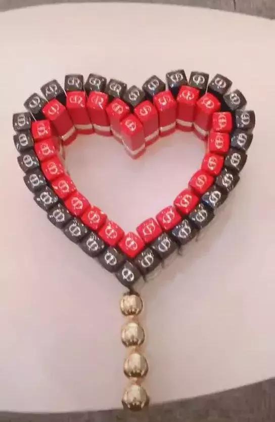 买了个保温杯，结果里面塞满了口红，这是买到假货了？