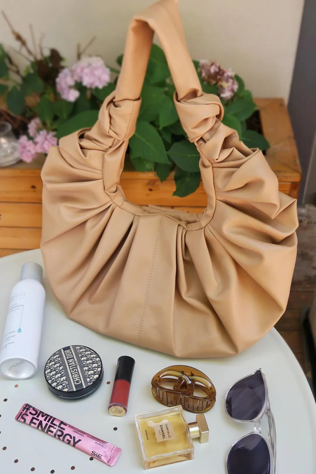 买了一大堆便宜包包,买了一个包回来发现包里有钱