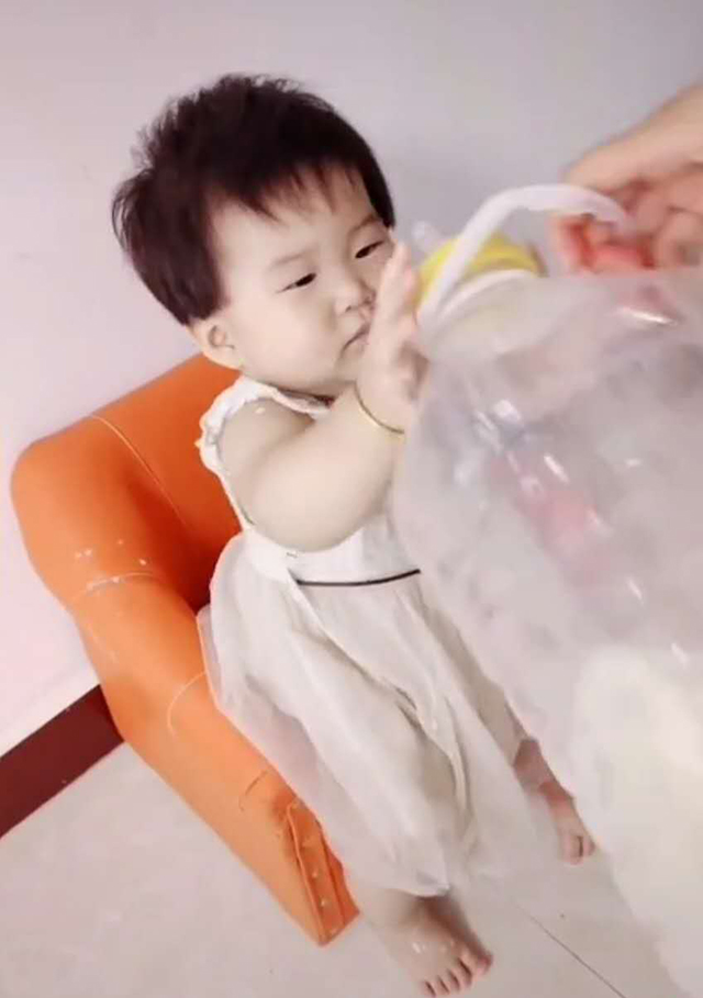 爸爸不谨慎把宝宝奶瓶摔碎了,宝宝奶瓶摔碎了怎么应急