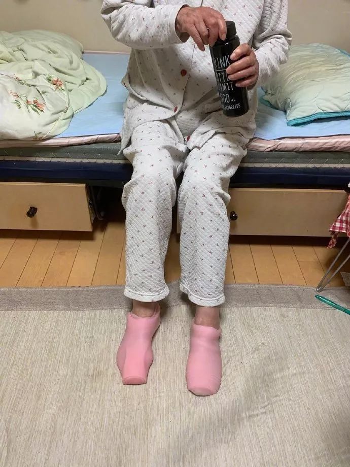 飞机杯被奶奶用来当袜子，这也太惨了吧