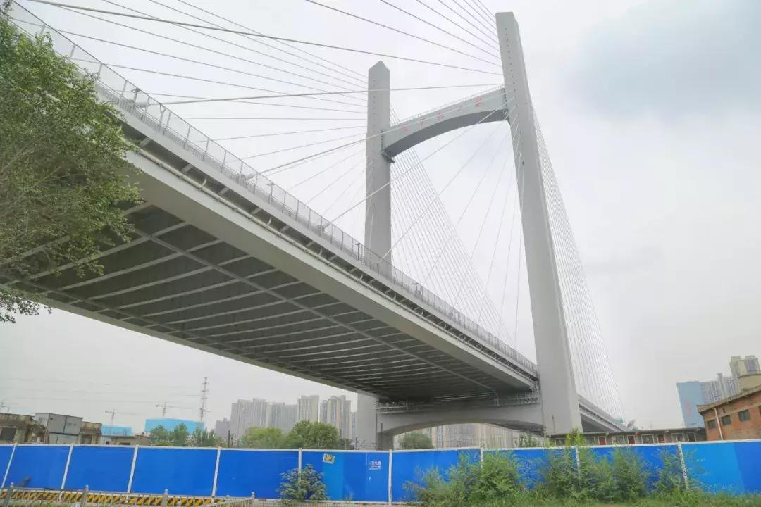 郑州特别大的烩面馆,农业路高架下烩面