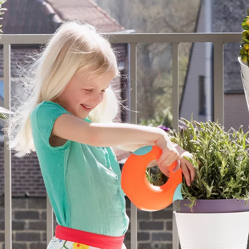 億禾林蒙氏托班|给植物浇水让孩子爱上喝水