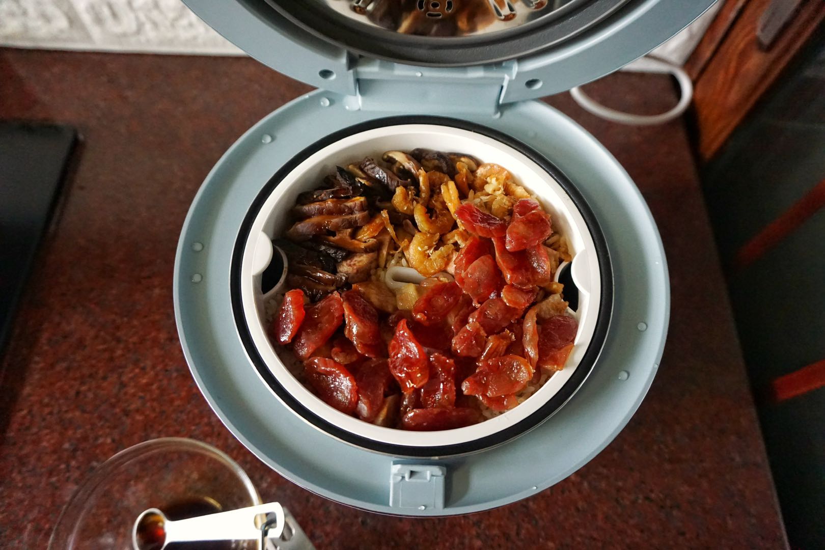 腊味煲仔饭美味飘香,腊味煲仔饭口味