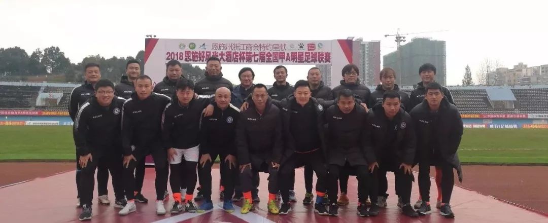 足球球星场边秀恩爱,国外足球情侣秀恩爱