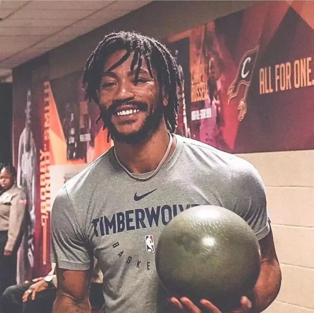 罗斯回到公牛主场高呼mvp,罗斯2+1球迷高呼mvp