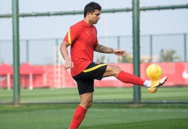 菲律宾后卫打爆中国后卫,菲律宾国足对艾克森集锦