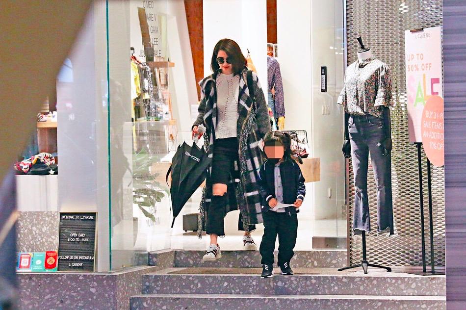 洪欣带女儿逛商场购物,洪欣带女儿出去上幼儿园