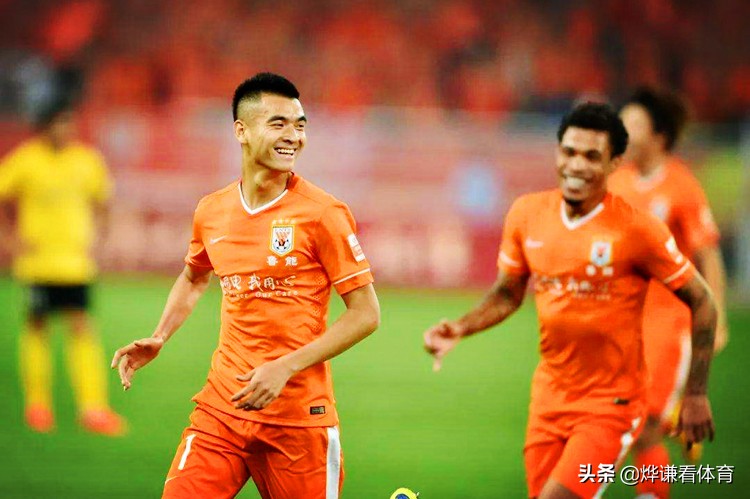 可惜！昔日“国足飞翼”进入职业生涯瓶颈期，技术单一，泯如众人