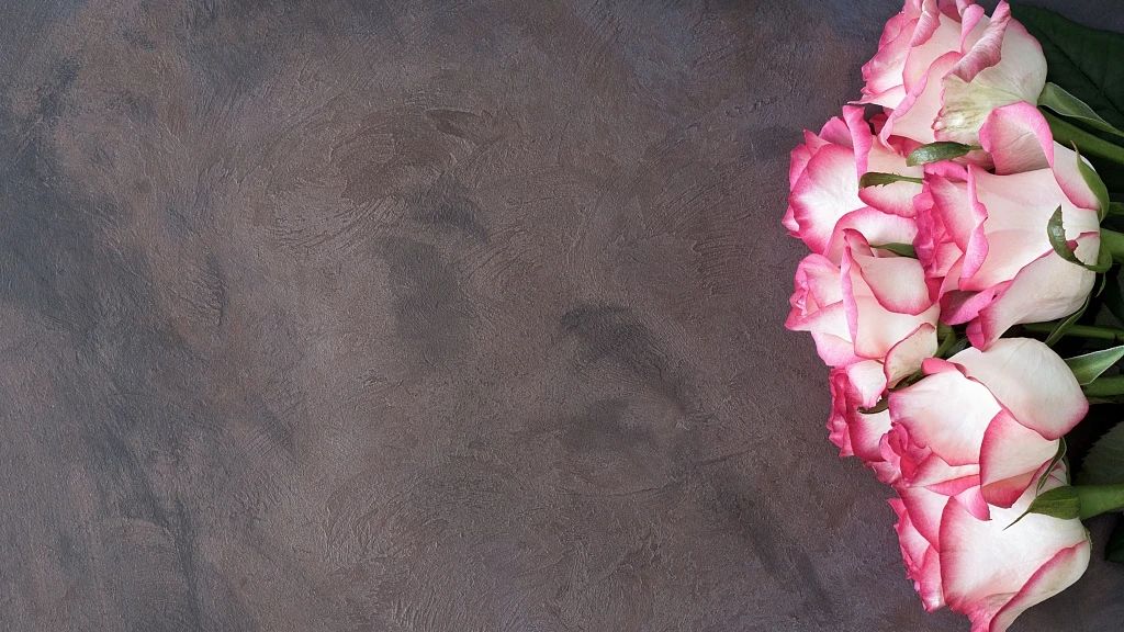 为了能把花送到妈妈们手中，他们真的很努力了