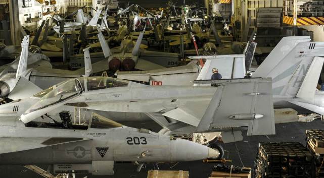 航母上的特种消防车,中国航母配备的飞机是什么型号