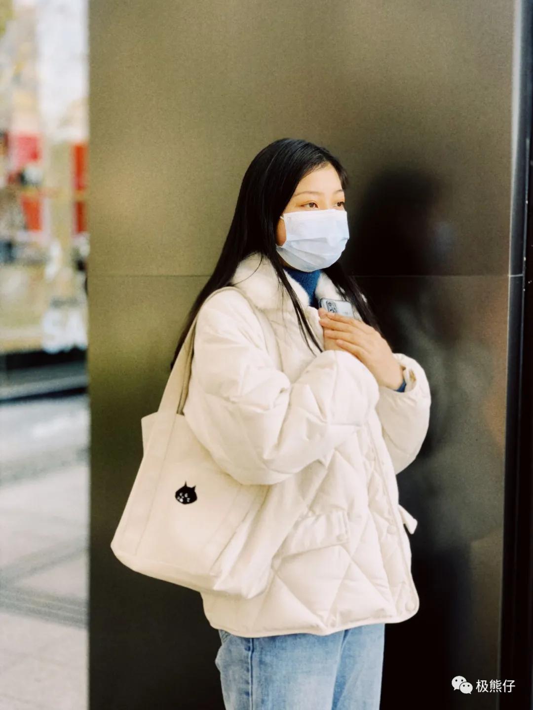 今天背什么｜魔都的“欧洲小镇”上，女神们都背什么包*过包**节呢？