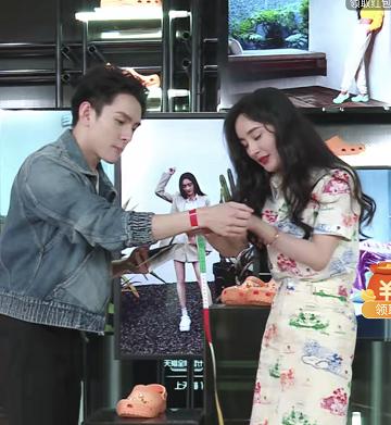 李佳琦又搞事!老烟民形象曝光后，直播中直接对杨幂开黄腔！