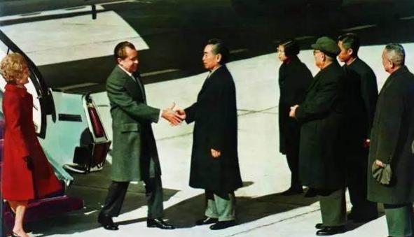 1972年，尼克松不满意毛主席送的4两茶叶，周总理如何轻松化解？