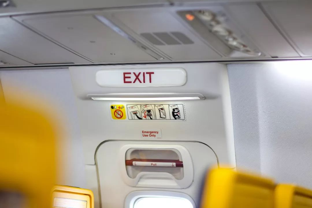 22岁空姐万米高空逃生没有降落伞,空难飞机坠落全过程