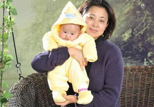 60岁倪萍双腿落下病根，无法治愈，网友：看出了她的敬业