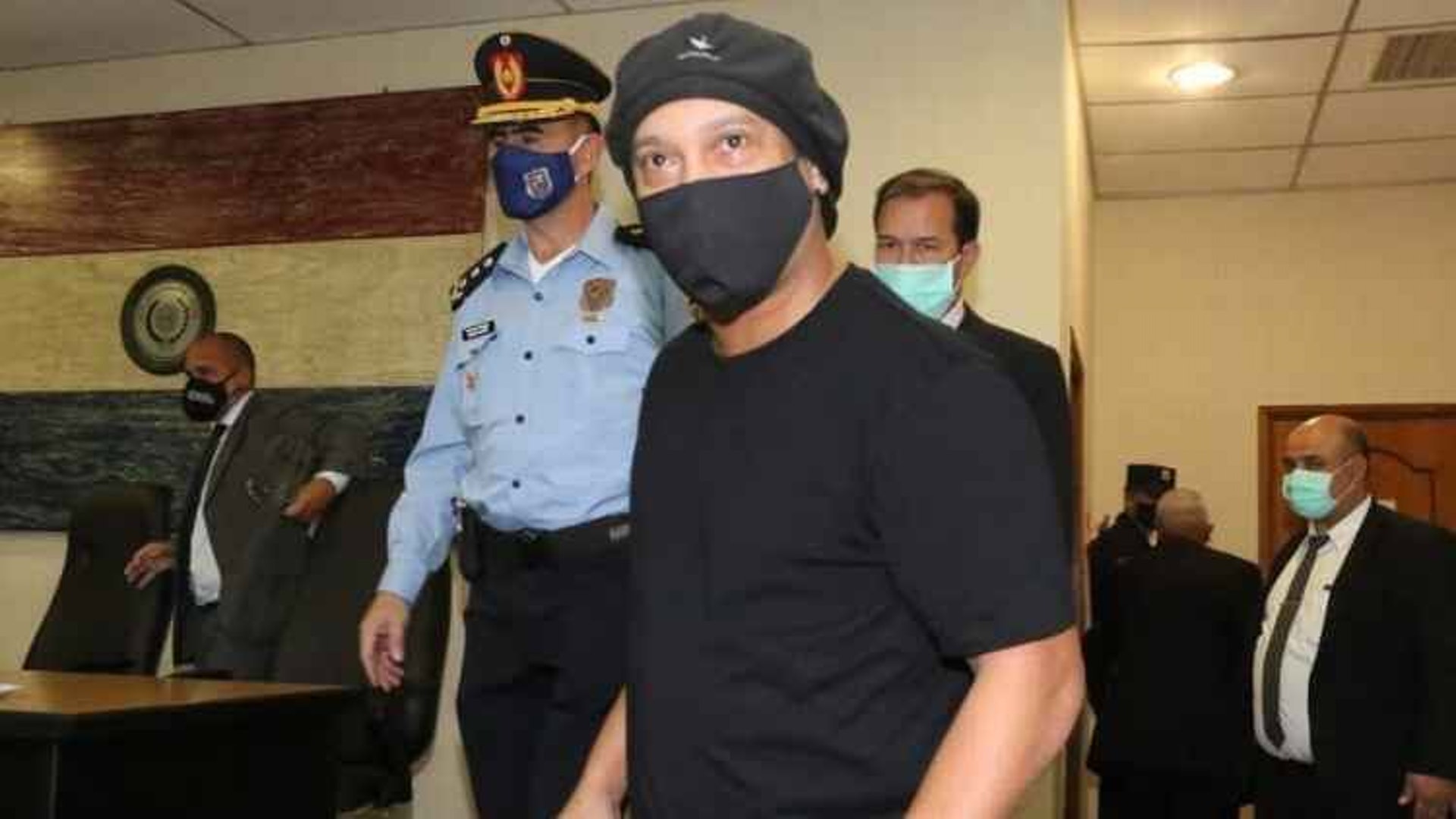 小罗因假护照被捕判几年,小罗入狱被保释