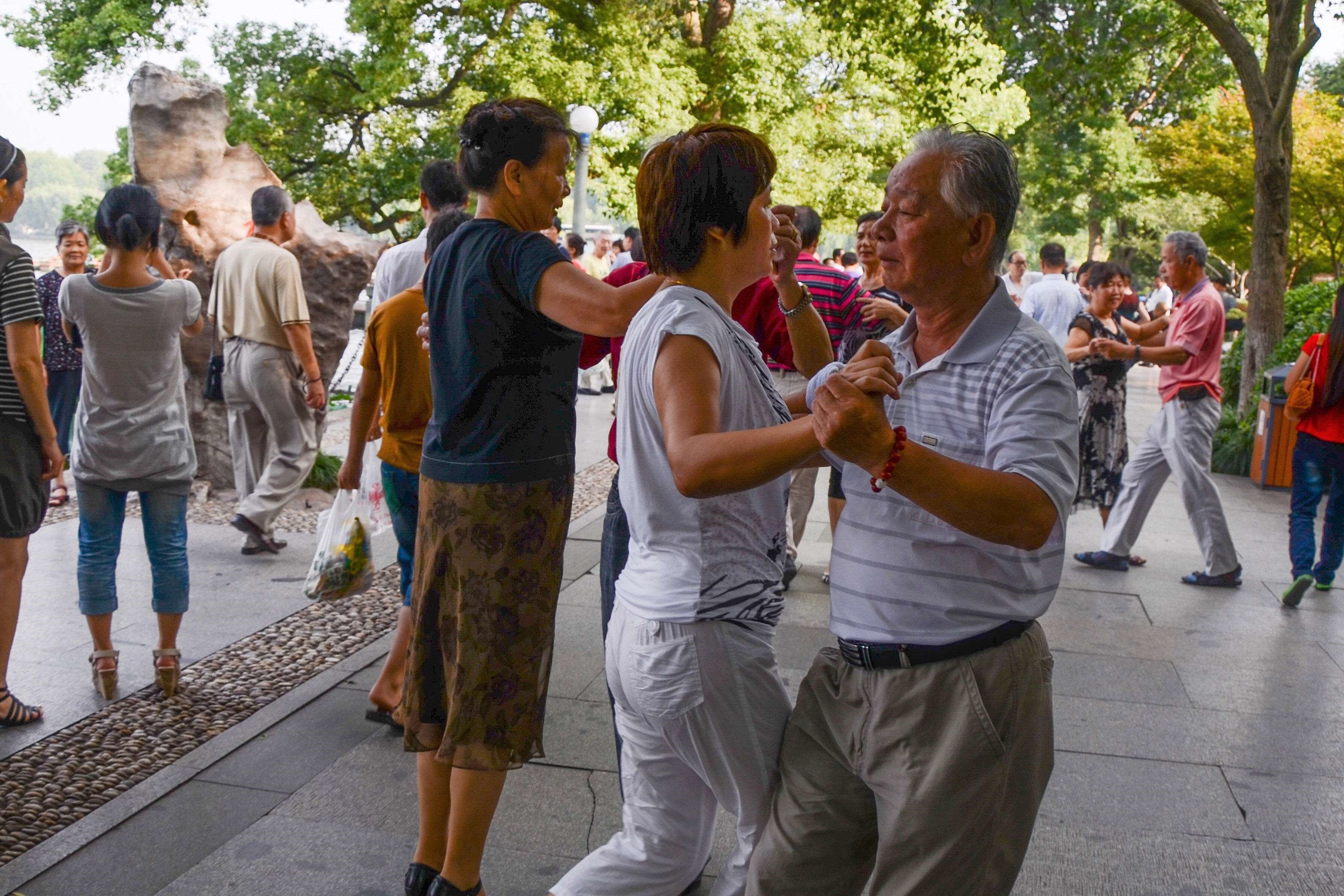 请不要取消笼式足球场！给足球留条活路吧，我们敌不过广场舞大妈