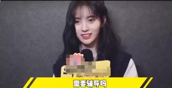 郑爽卖港风自拍课程惹疯狂吐槽，网友喊话鞠婧祎学起来