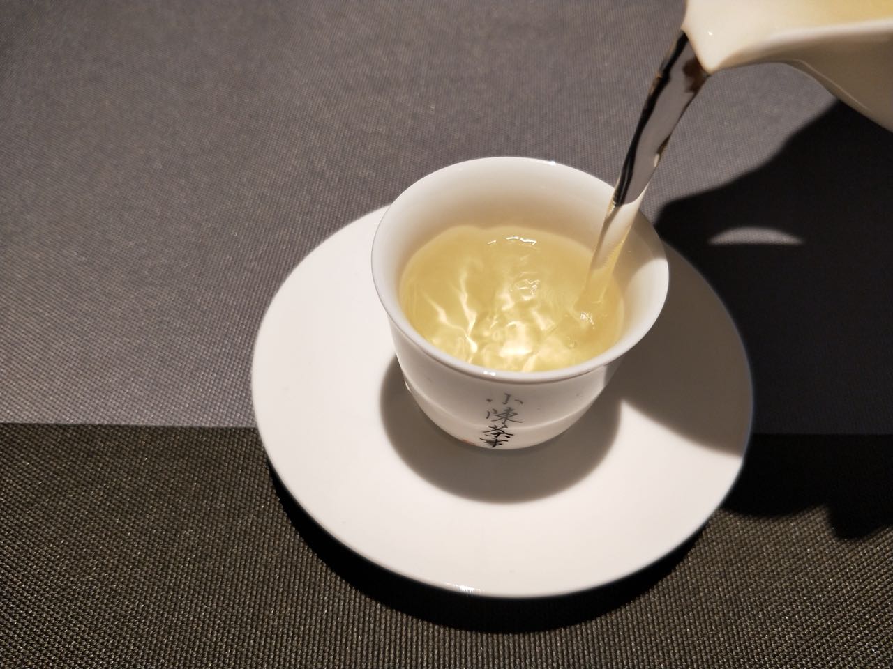 白茶上有黄点是什么,白茶上面有点毛絮是正常的吗