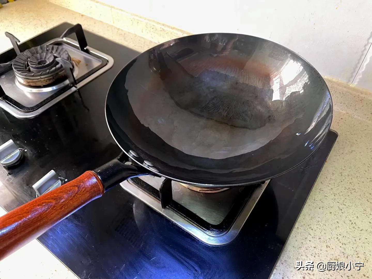 新买的铁锅千万别直接上油,新买铁锅开锅别直接用火烧