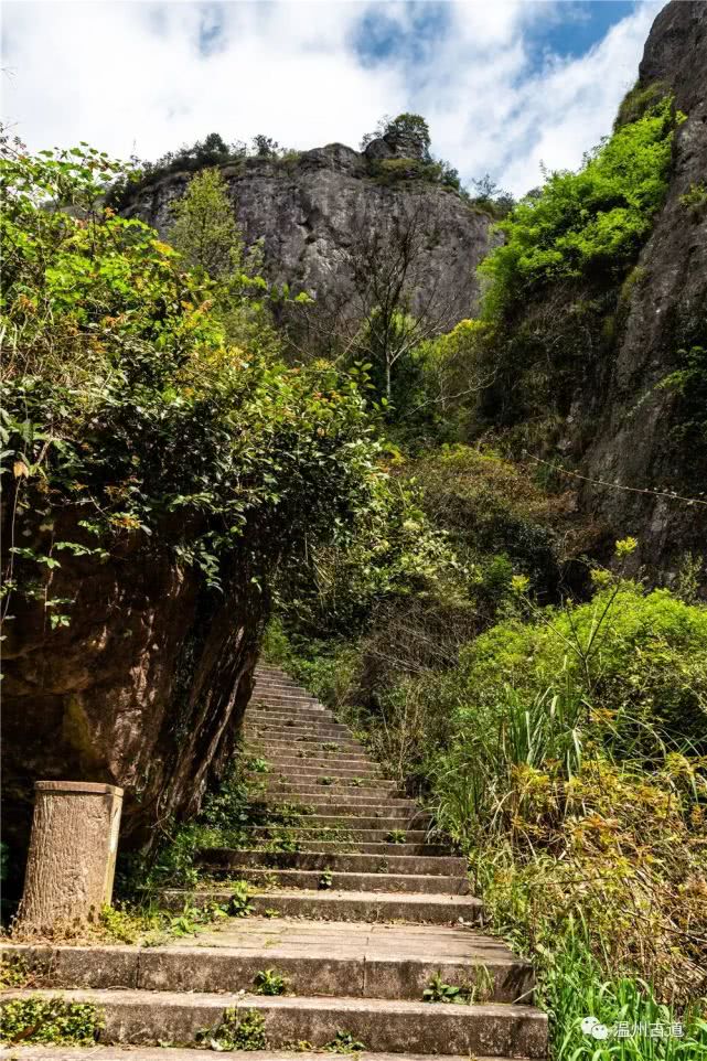 悬崖栈道景区游览图,旅游绝壁栈道探险