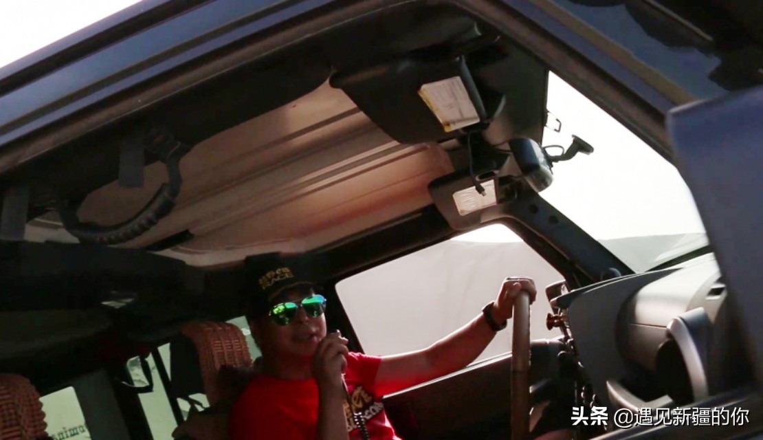 塔克拉玛干沙漠篝火晚会,六轮越野车穿越无人区