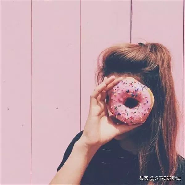 拍照时怎样克服不看镜头的尴尬感,解决拍照尴尬的技巧