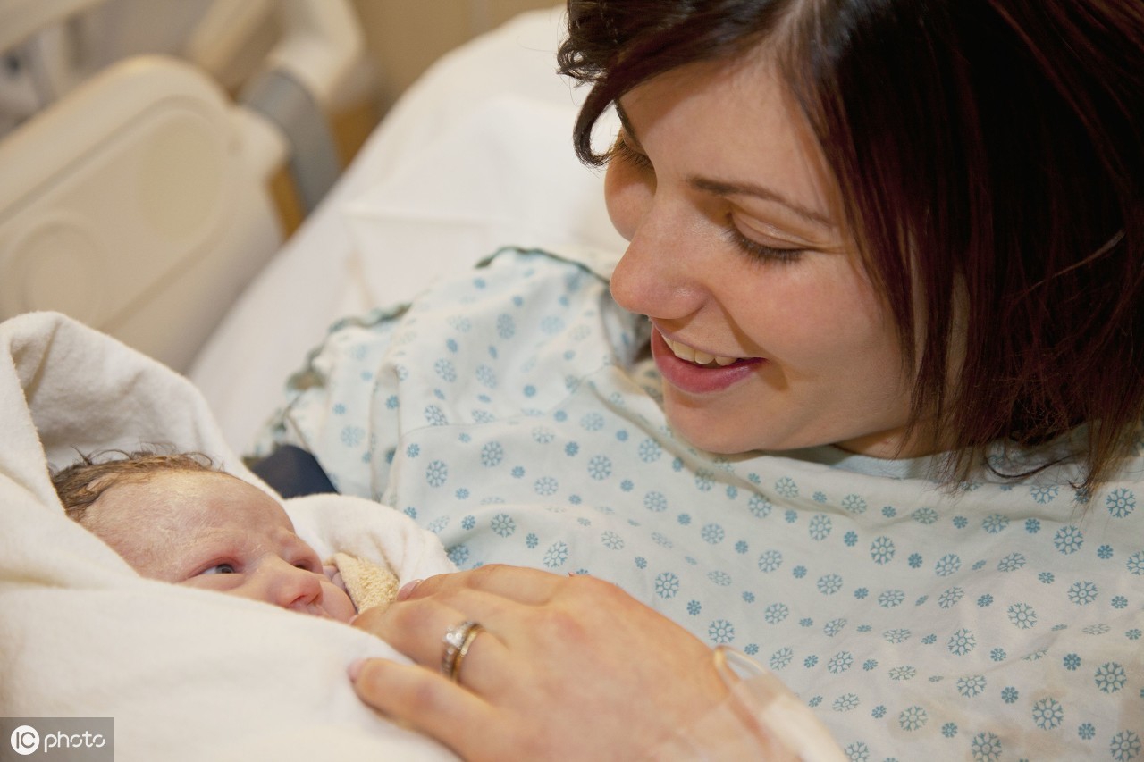 剖腹产后下床那一刻，什么感受？看哭了