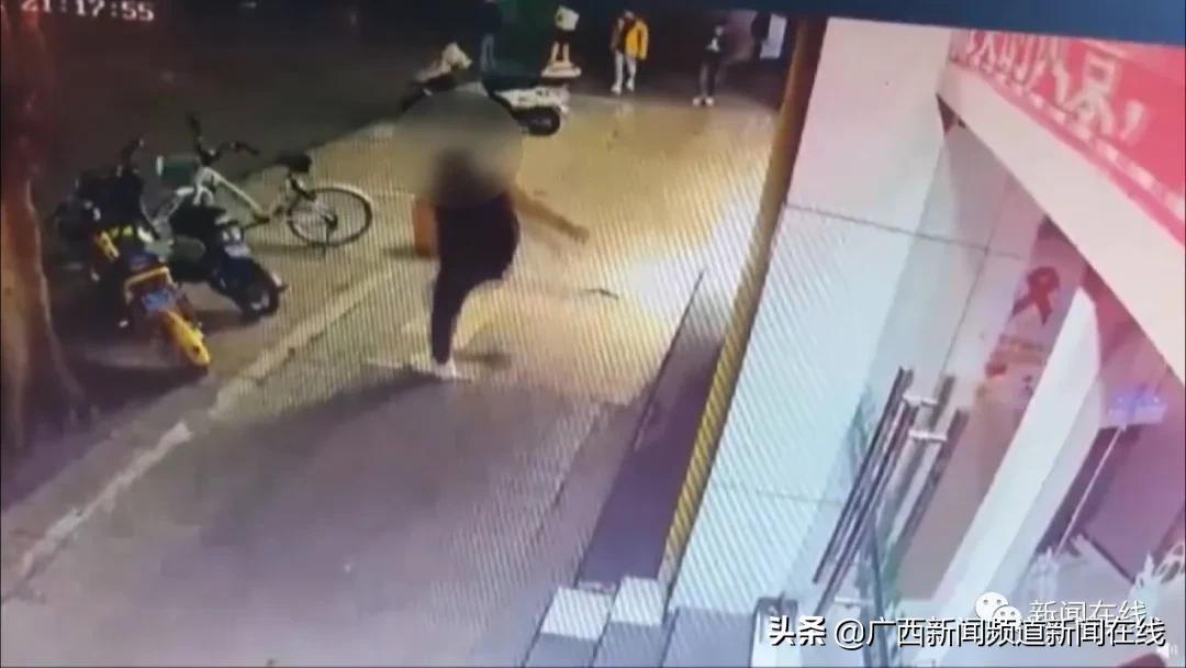 男子当街踢死小猫确认死亡后离开,广西男子一脚踢死小猫后续