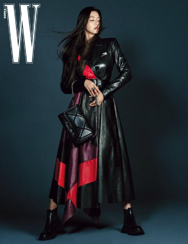 女神全智贤气场A到爆！千鸟格大衣穿出女大佬范，裸妆美回千颂伊