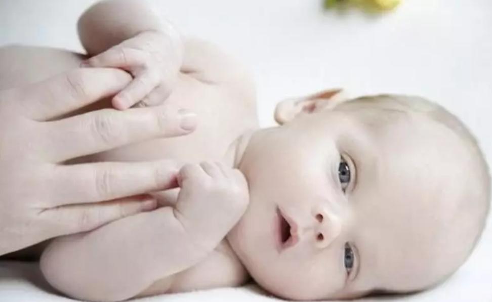 新生儿脐带掉落后肚脐模样,新生儿脐带掉落后血痂不掉