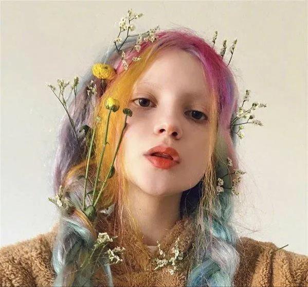 看完也想染发了，乌克兰少女Katie发色新奇，好惊艳