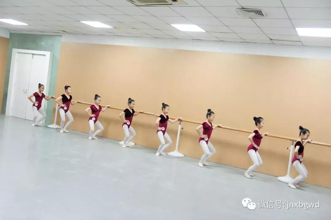 学舞蹈怎么才能学好标准动作,学舞初期不知道怎么有效练习舞蹈