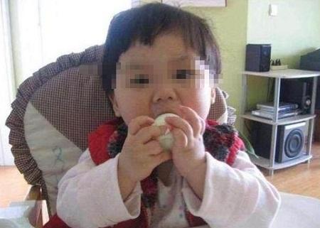 小男孩吃鸡蛋中毒身亡,4岁男孩吃鸡蛋后呕吐