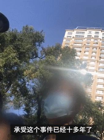 多男子手持长刀长棍打人后续,男子持刀被铁棍打