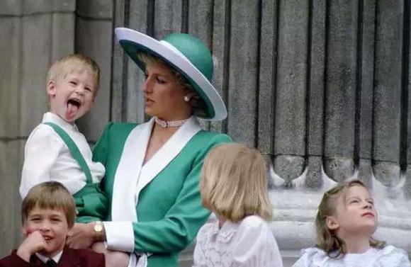 梅根和哈里的这种巨大反差,梅根哈里命运预测